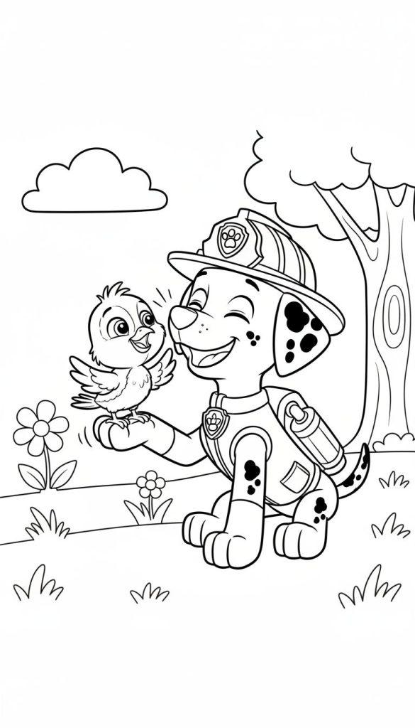 Marshall von Paw Patrol sitzt glücklich mit einem Vogel auf seiner Pfote im Gras, umgeben von einem Baum und Blumen. Er trägt seinen Feuerwehrhelm.