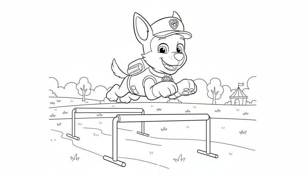 Schwarz-weiß-Ausmalbild von Chase von Paw Patrol in Polizeiuniform, der über zwei Hindernisse auf einem Grasfeld springt, mit Bäumen und einem Zelt im Hintergrund.