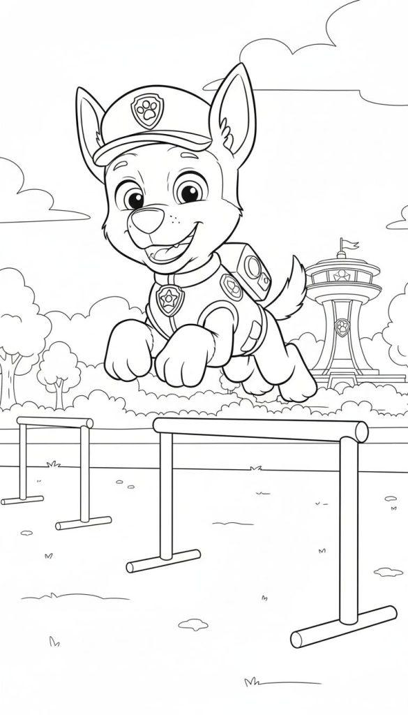 Ausmalbild von Chase, dem Polizeihund von Paw Patrol, fröhlich springend über eine niedrige Hürde. Er trägt seine Polizeiuniform, im Hintergrund ist der Paw Patrol Turm und Bäume zu sehen.